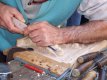 Scultore del legno al lavoro